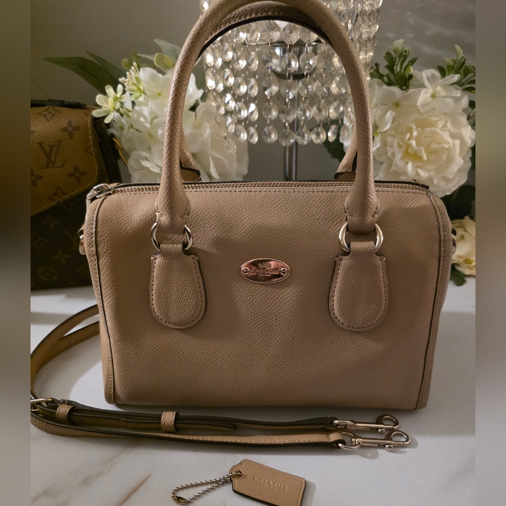 Coach Tan Leather Shoulder Bag with Signature Pouch See Pic 2 For Pouch - Picture 3 of 16